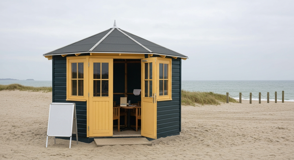 Strandhuisje kopen op het strand: wat u écht koopt aan de Nederlandse kust